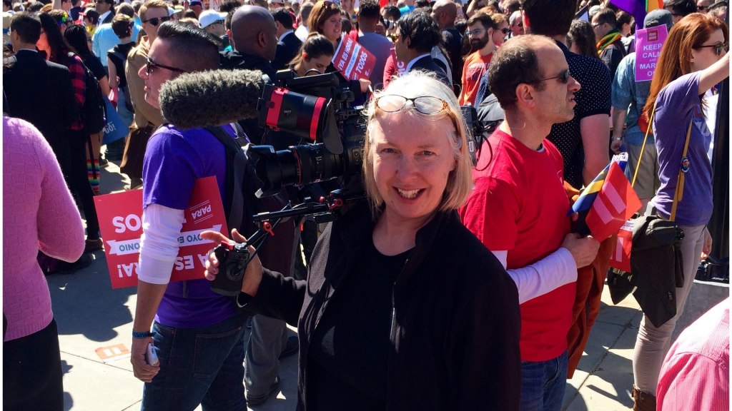 La DP Claudia Raschke devant la Cour suprême de DC entourée de manifestants et de militants.  Photo par Eddie Rosenberg