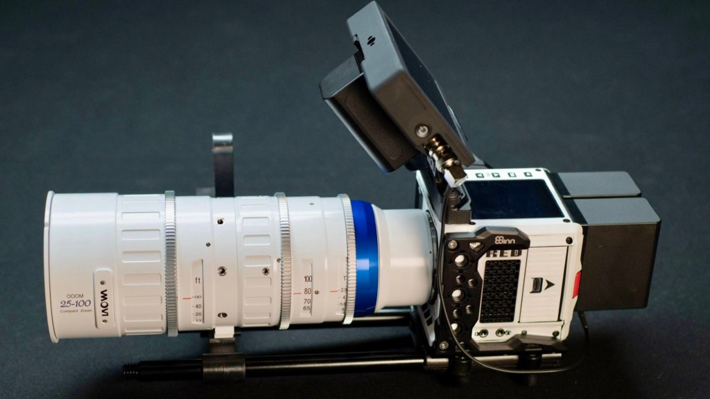 RED Komodo Stormtrooper associé à l'objectif 'Piano White' Venus Optics Laowa OOOM 25-100mm T2.9 Cine Lens