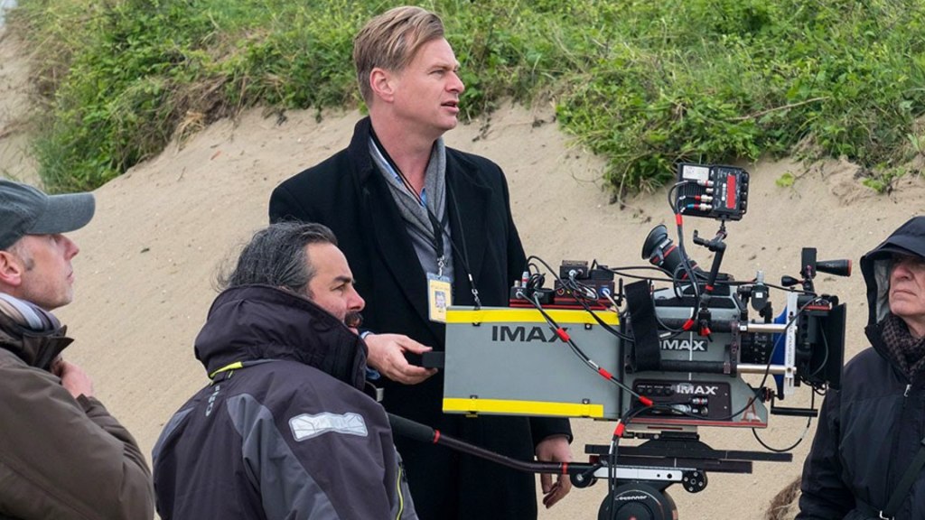 Sur le plateau de Dunkerque : Directeur de la Photographie HOYTE VAN HOYTEMA, Réalisateur/Producteur CHRISTOPHER NOLAN et son équipe.  © 2016 Warner Bros. Entertainment Inc., Ratpac-Dune Entertainment LLC et Ratpac Entertainment, LLC.