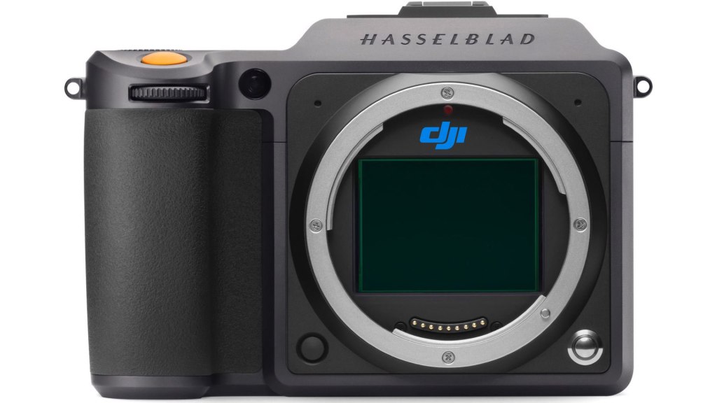 Un nouvel appareil photo moyen format par DJI ?  Image : Une illustration du Hasselblad X1D II 50C avec le logo DJI