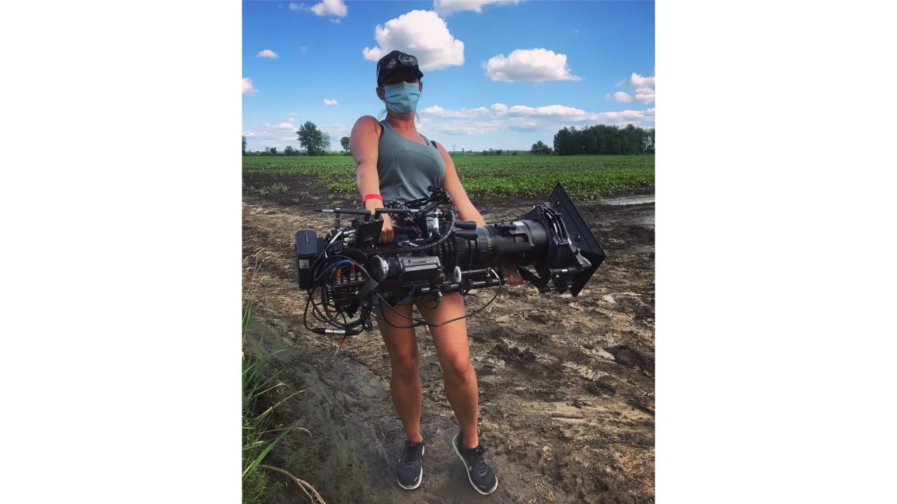 Amanda Wojtaszek portant l'ARRI Amira avec l'Angenieux Optimo 12x.  Le Cygne - 2020 - Photo par Laine Knox
