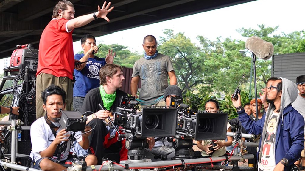 BTS de The Raid 2. Le réalisateur Gareth Evans avec les deux directeurs de la photographie - Matt Flannery et Dimas Imam Subhono.  Photo : crédit inconnu (nous contacter pour le crédit).