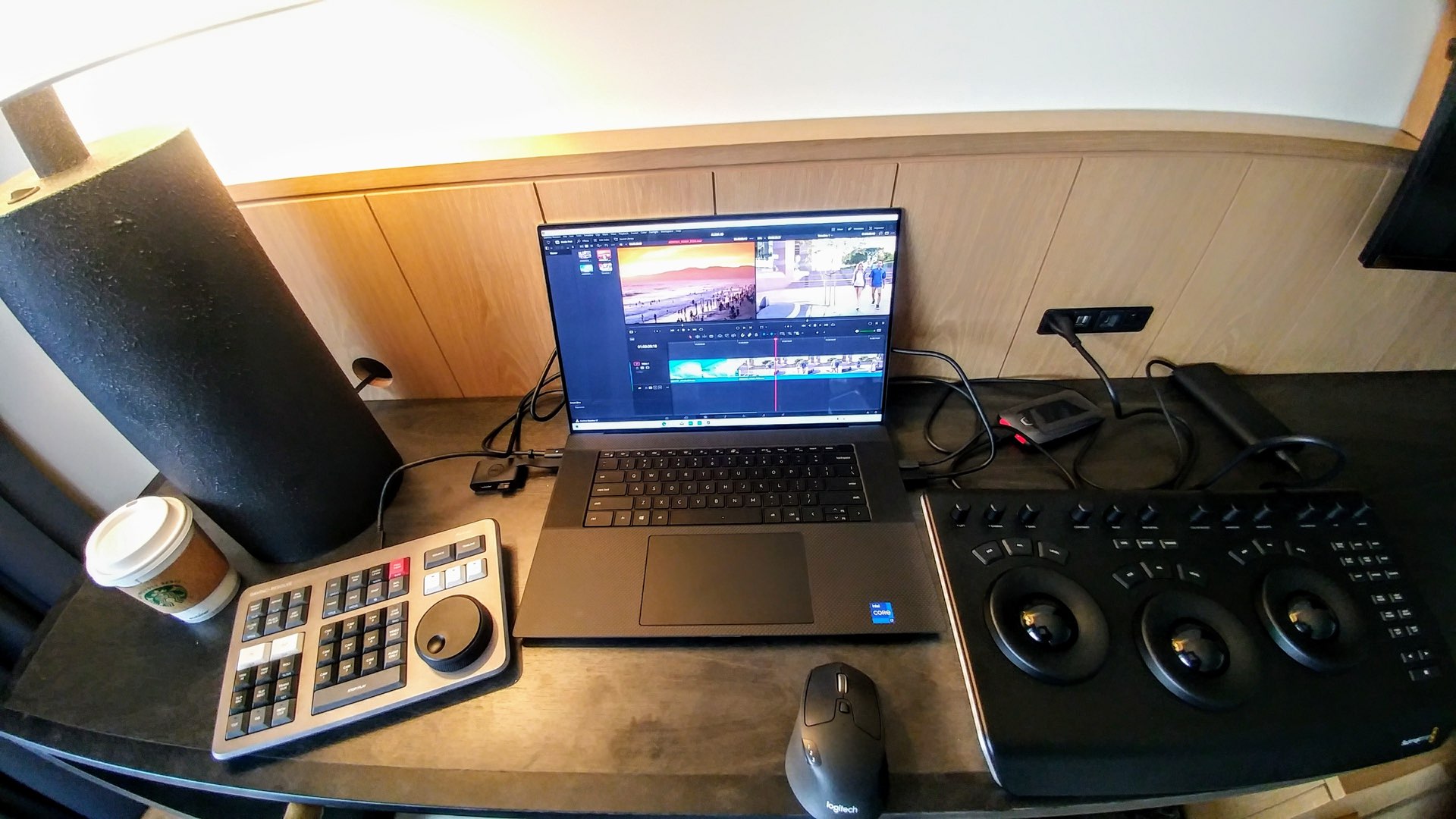 Construire votre Post Suite dans une chambre d'hôtel : Dell XPS 17 Creator Edition (NVIDIA GeForce RTX 3060), Samsung Thunderbolt 3 Portable SSD 1 To, Blackmagic Design Speed ​​Editor et DaVinci Resolve Micro Panel.  Crédit : YM Cinema Magazine