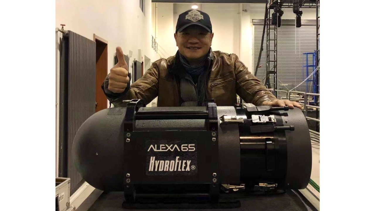 DP Zhang Wei avec le boîtier sous-marin ALEXA65 et HydroFlex.  Crédit : ARRI Rental