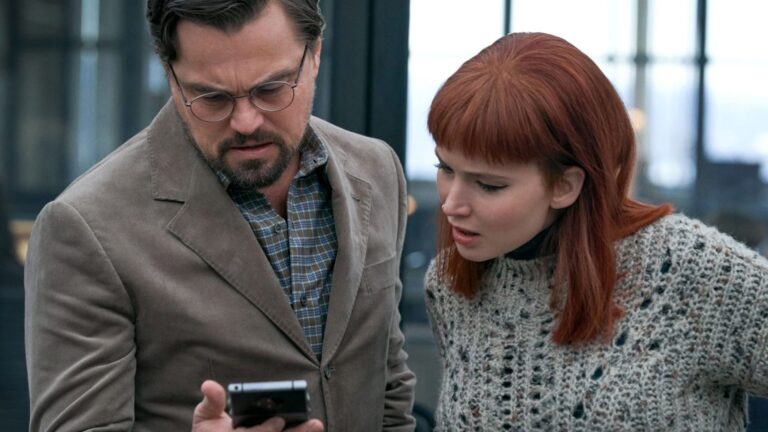 Leonardo DiCaprio tenant le téléphone RED HYDROGEN et Jennifer Lawrence dans 