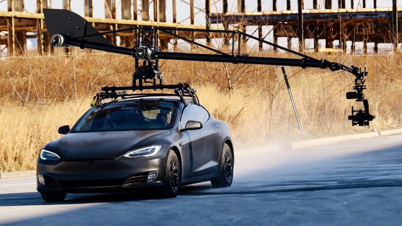 MotoCrane RADICAL sur la Tesla.  Photo : MKBHD