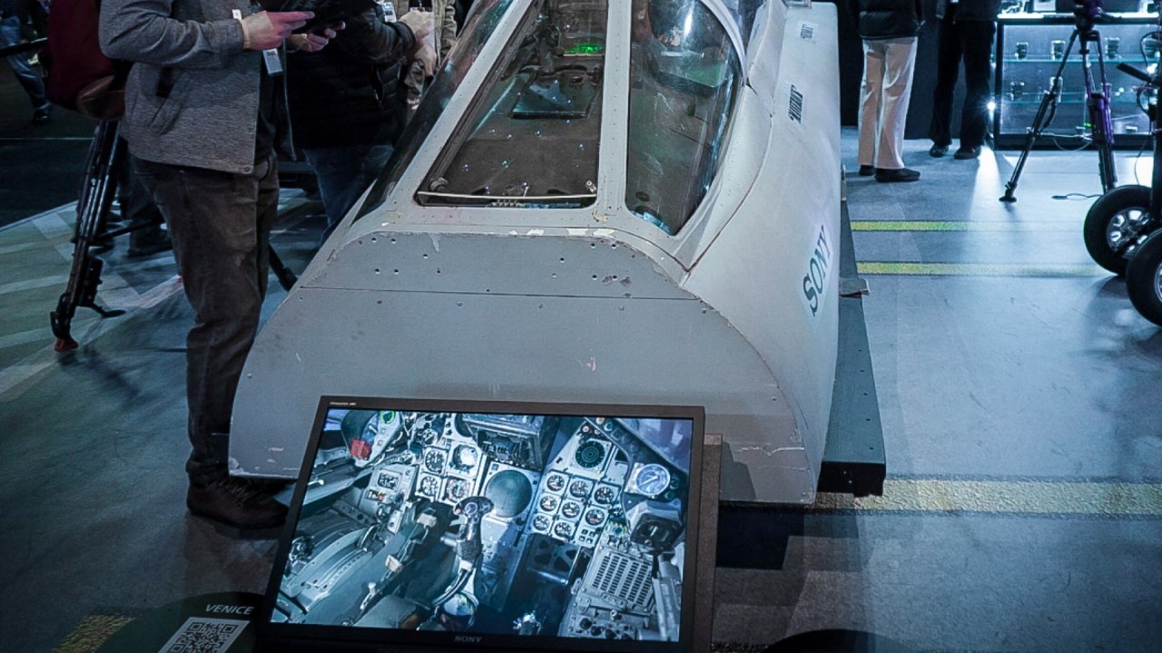 La Sony VENICE dans le cockpit d'un avion de chasse.  Photo : Sony