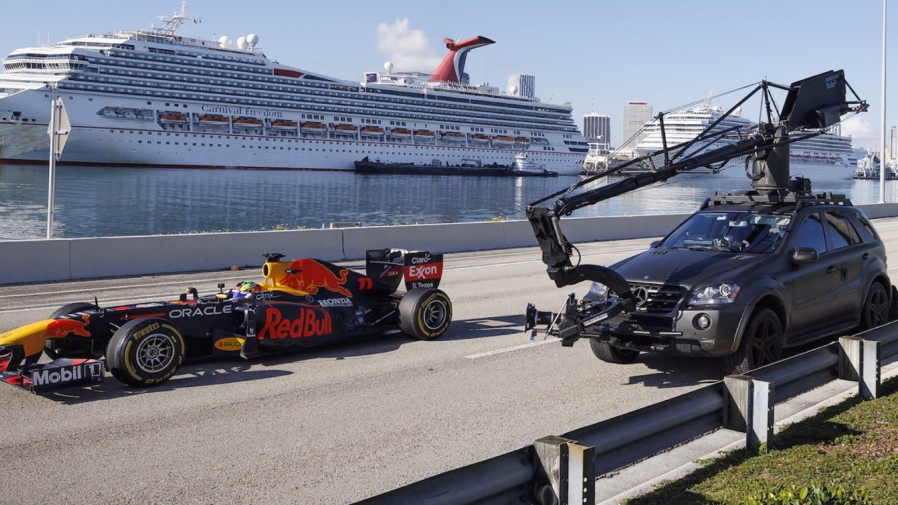 Tournage d'une voiture de Formule 1 : Russian Arm FILMOTECHNIC et RED V-Raptor.  Image : Cinéma numérique RED