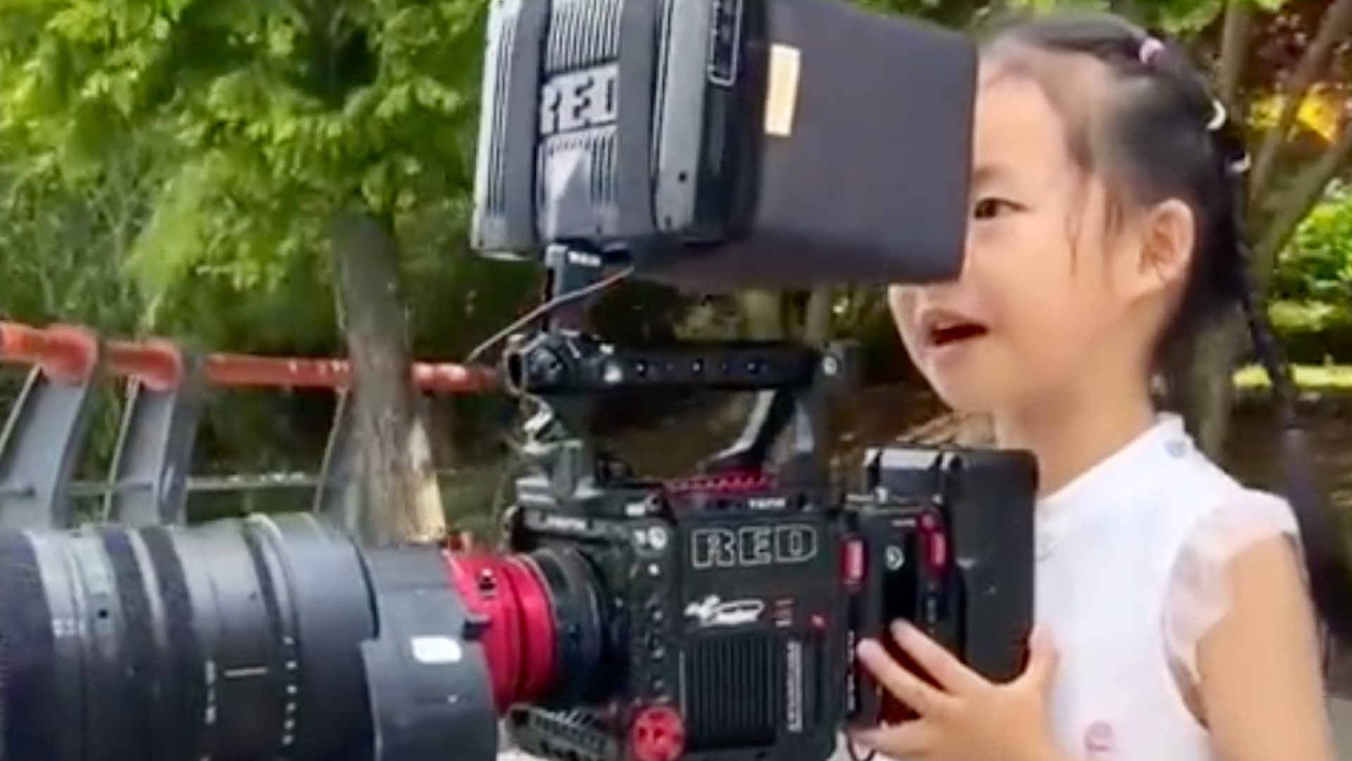 Meng Meng avec le V-Raptor et l'objectif Canon 50-1000mm Cine.  Photo : Weibo