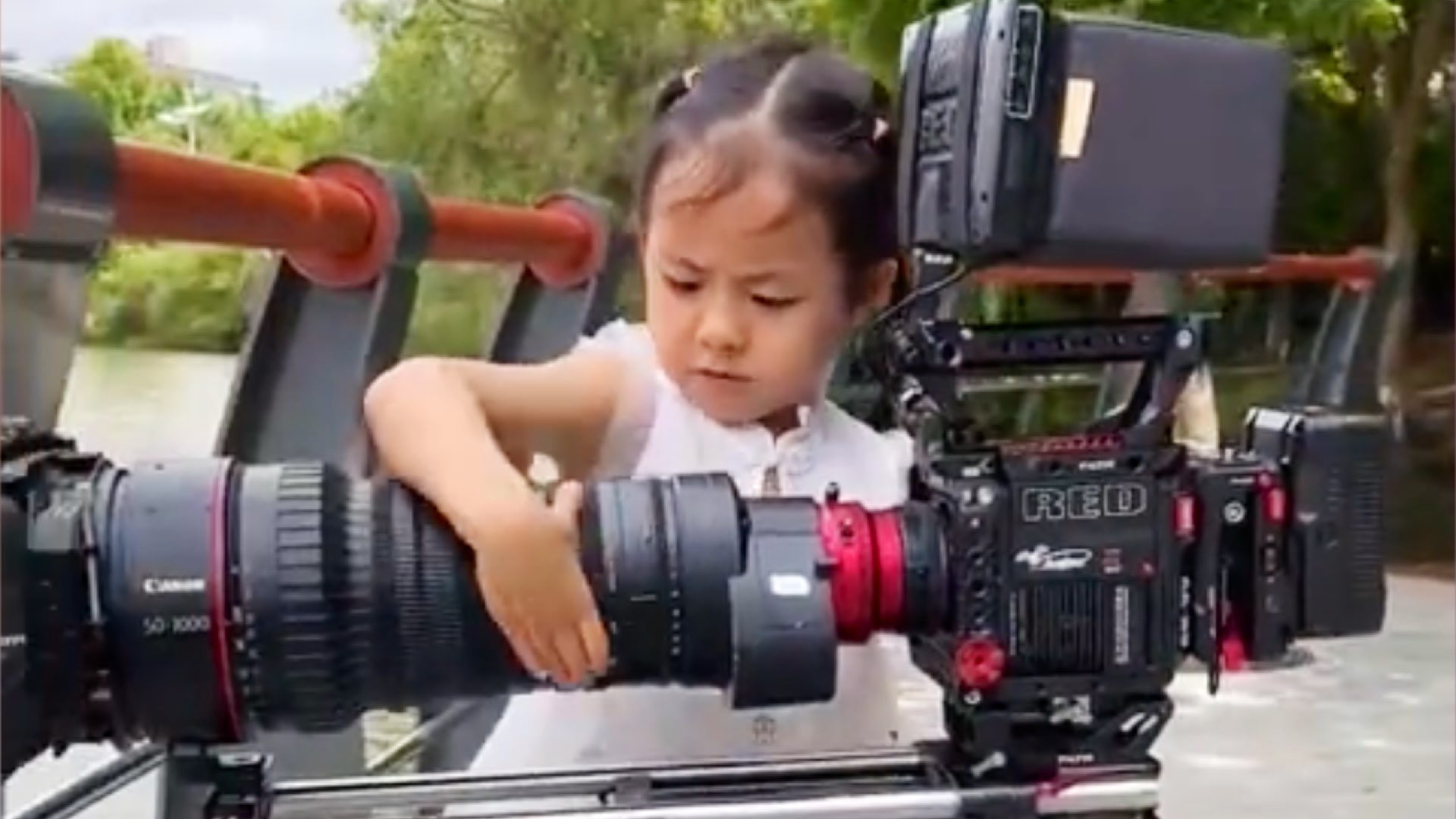 Meng Meng avec le V-Raptor et l'objectif Canon 50-1000mm Cine.  Photo : Weibo