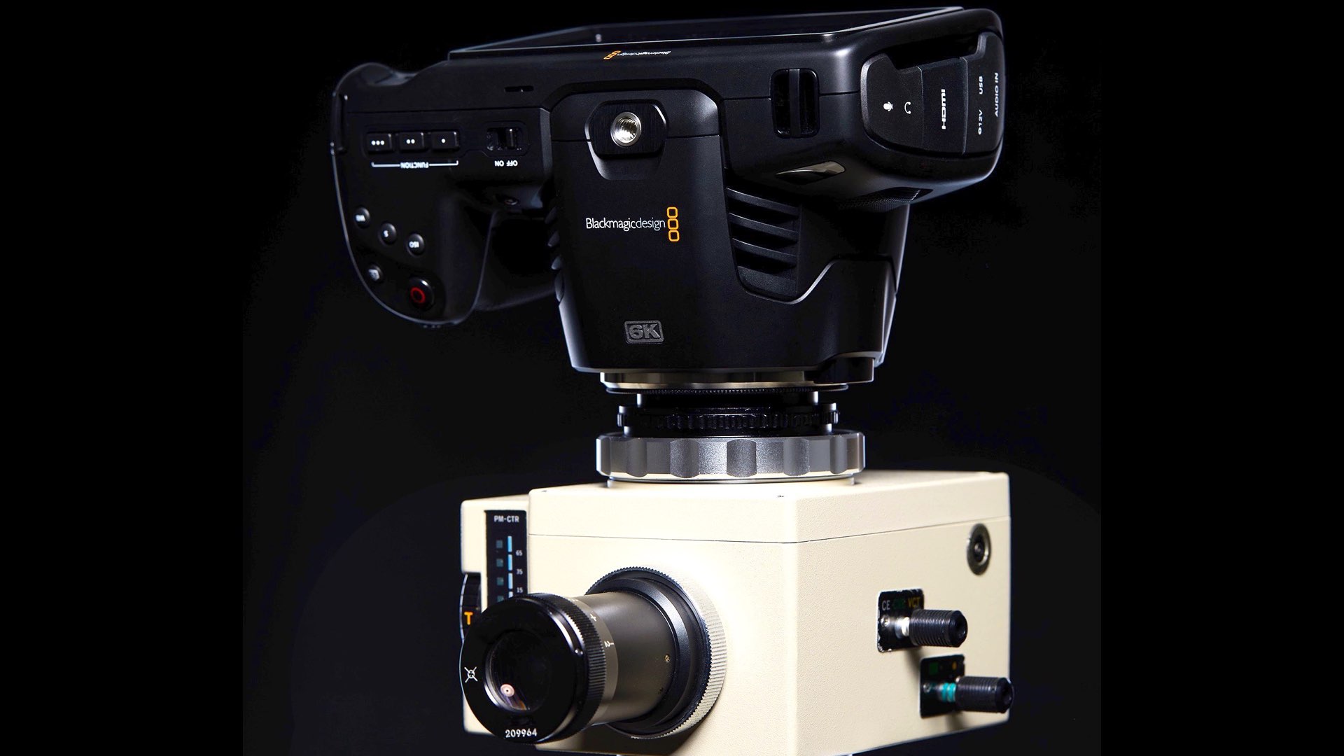 Blackmagic Pocket Cinema Camera 6K associée à un microscope.  Photo : Matt Weddis