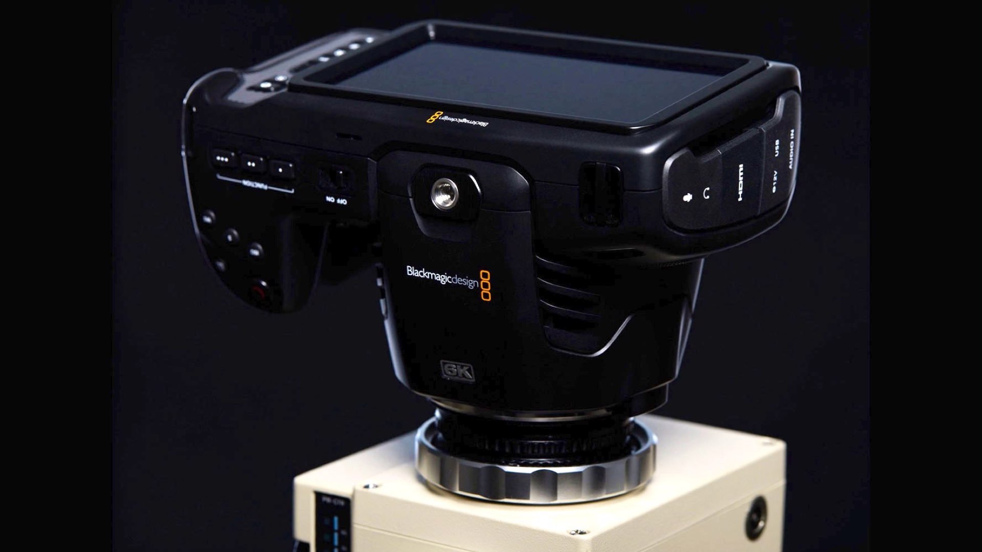 Blackmagic Pocket Cinema Camera 6K associée à un microscope.  Photo : Matt Weddis