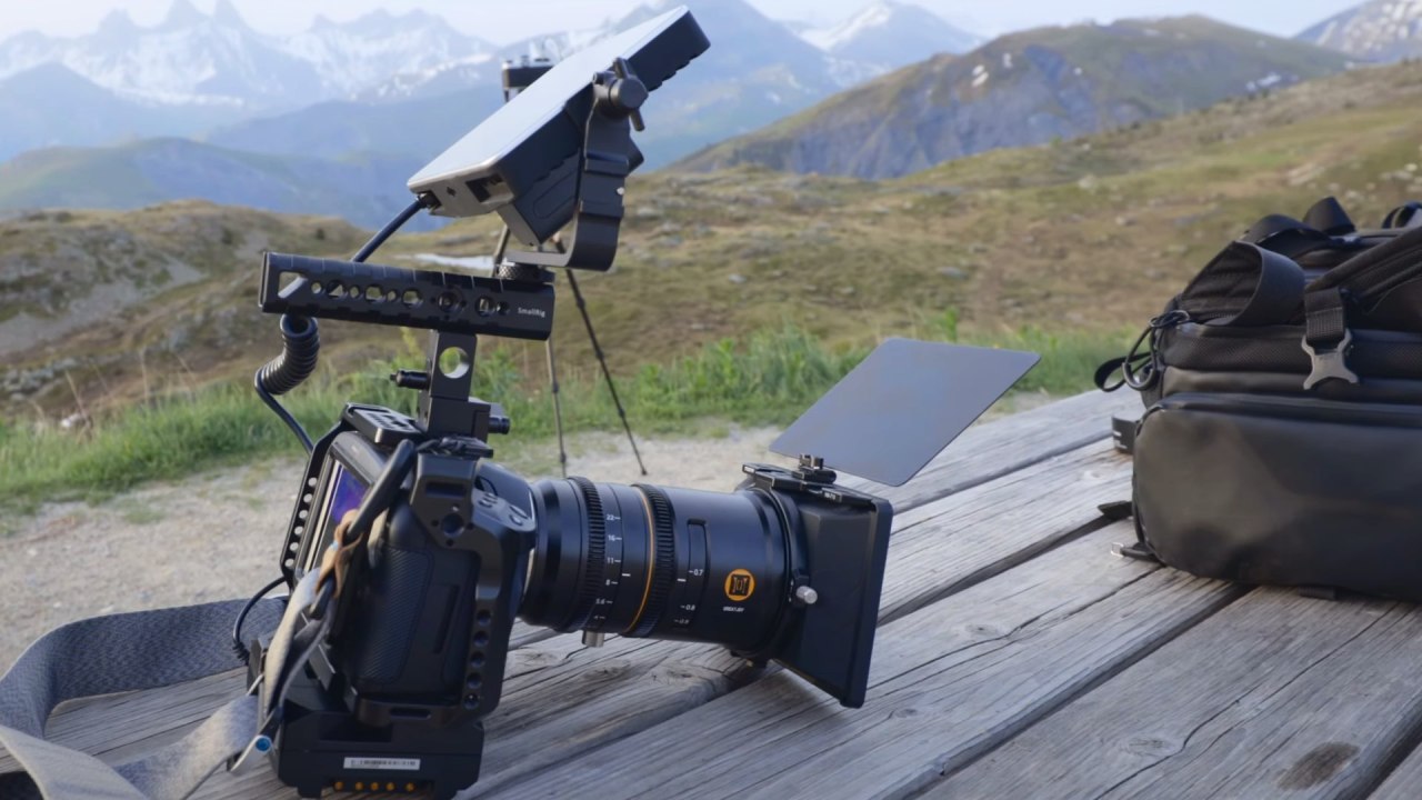L'objectif anamorphique plein format GREAT JOY 50 mm T2.9 1,8x sur la Blackmagic Pocket Cinema Camera.  Image: De deux terres