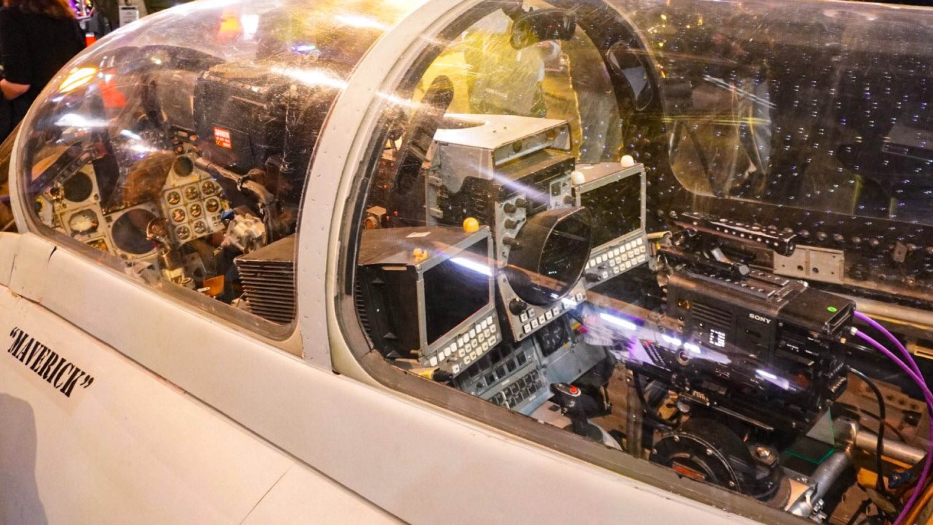 La Sony VENICE dans le cockpit d'un avion de chasse.  Photo : Sony