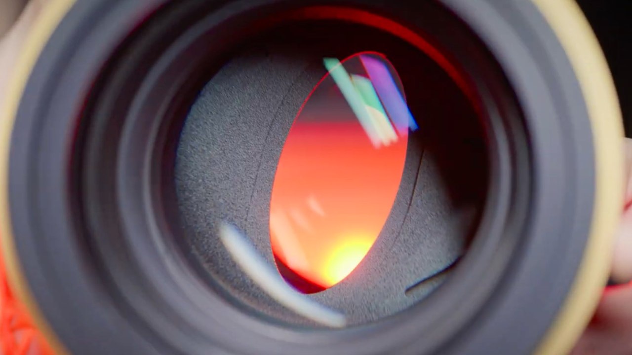 L'anneau à double iris à l'intérieur de l'objectif MiniHawk.  Image : Anamorphique sur une chaîne Budget YT