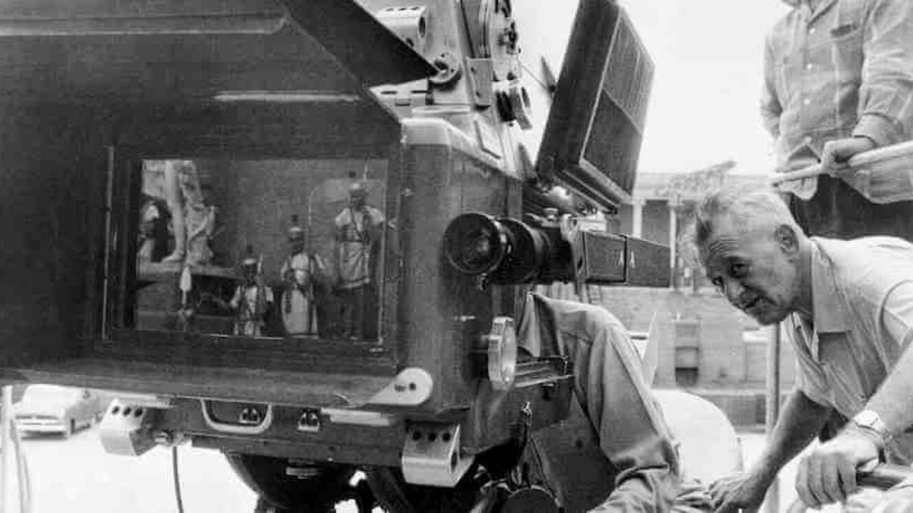BTS de Ben-Hur (1959): système MGM Camera 65 pour lequel une caméra Mitchell 65 mm était logée dans un dirigeable insonorisé Panavision et une optique Panavision Auto Panatar.  Photo : Panavision