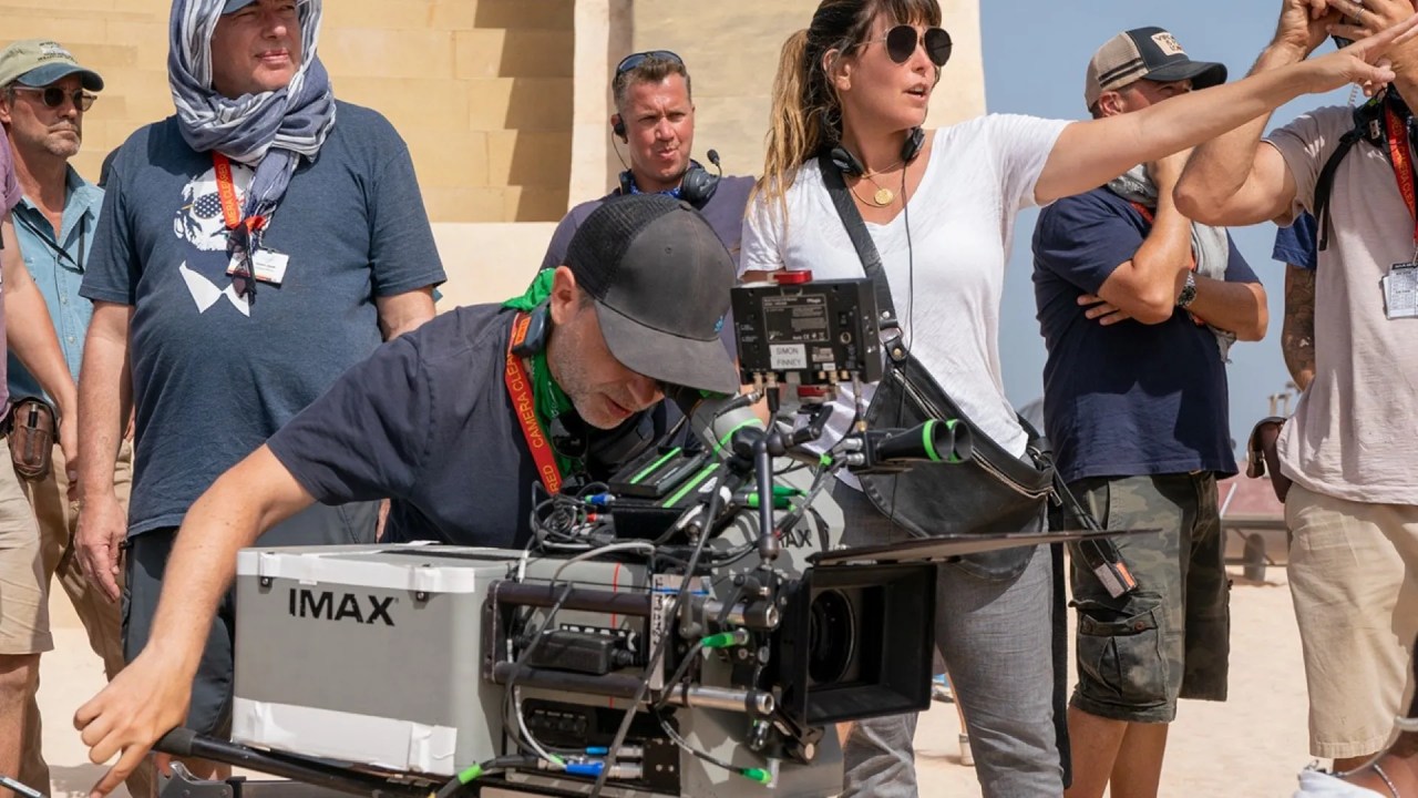 Le directeur de la photographie Matthew Jensen ASC à la caméra IMAX, avec le réalisateur et l'équipe de Patty, pendant la production sur Warner Bros.'  Wonder Woman 1984. Photo de Clay Enos.  Copyright © 2018 Warner Bros. Entertainment Inc.